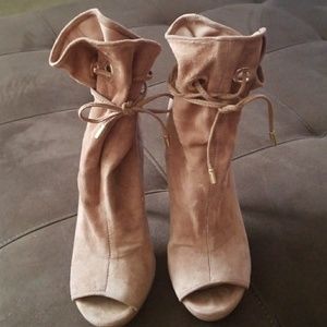Sz 5.5 tan suede open toe booties